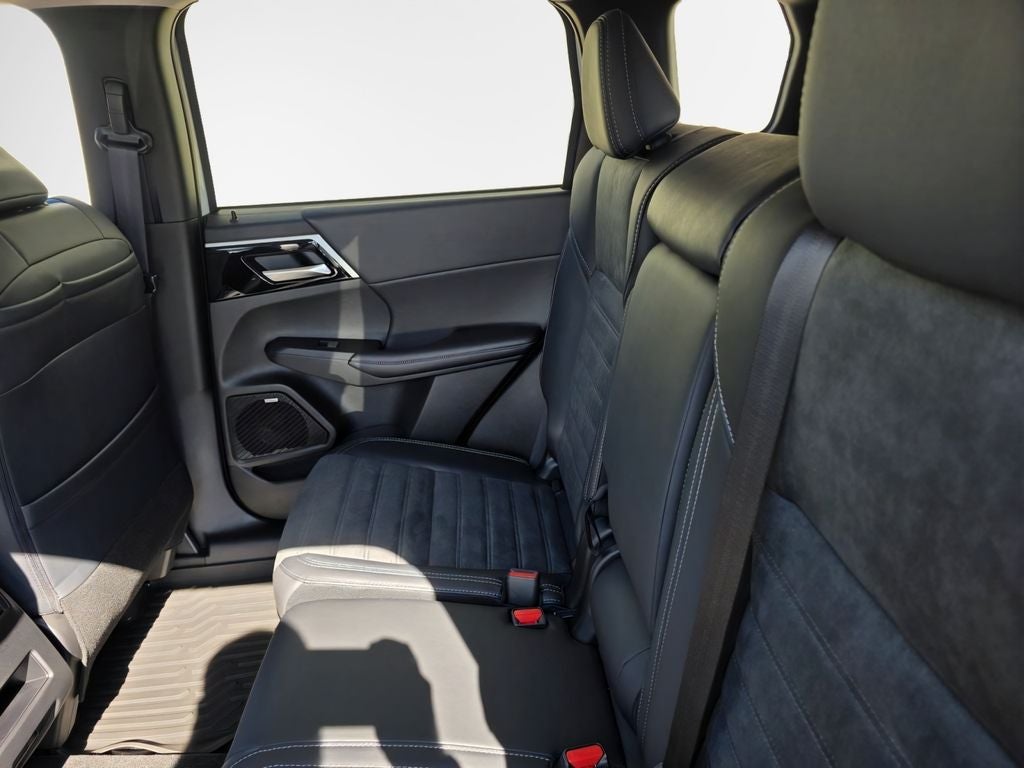 2025 Mitsubishi Outlander Base