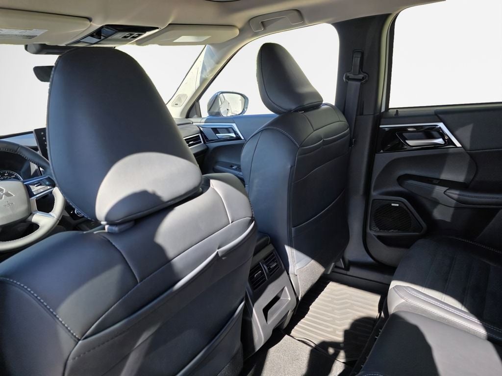 2025 Mitsubishi Outlander Base