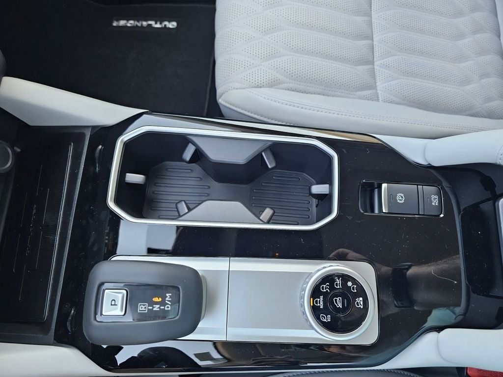 2025 Mitsubishi Outlander Base