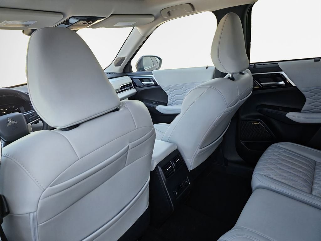 2025 Mitsubishi Outlander Base