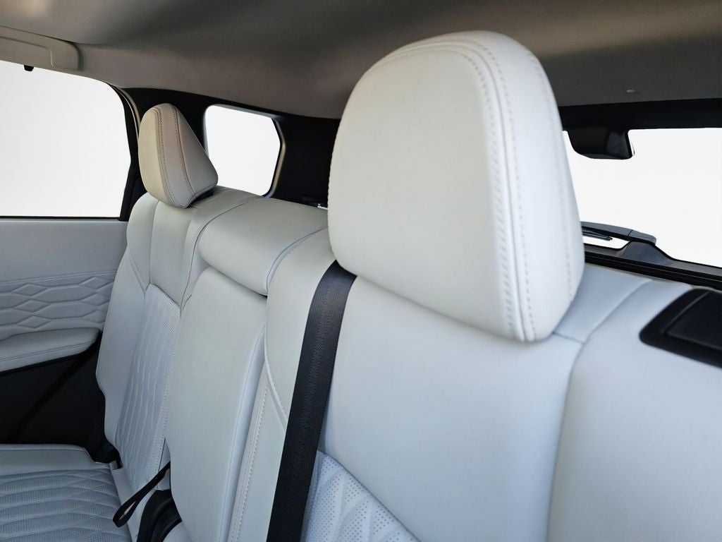 2025 Mitsubishi Outlander Base