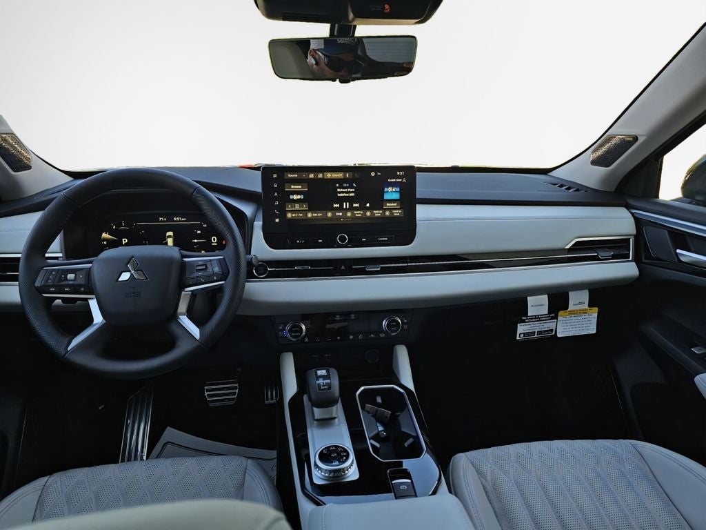 2025 Mitsubishi Outlander Base