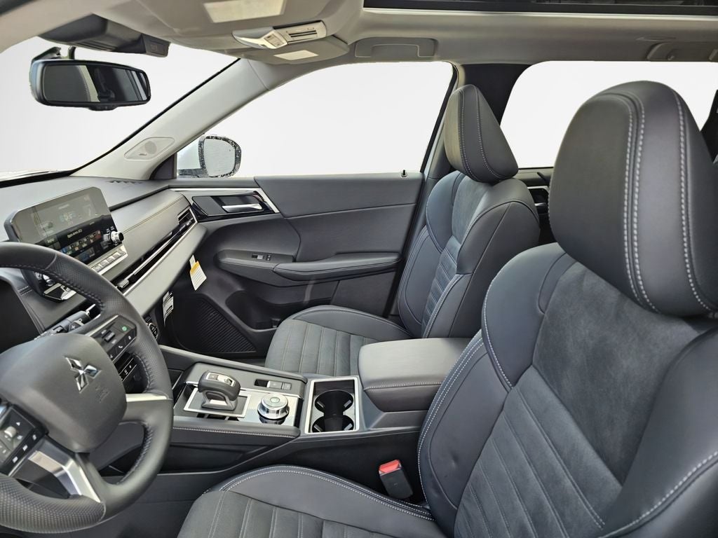 2025 Mitsubishi Outlander PHEV Base