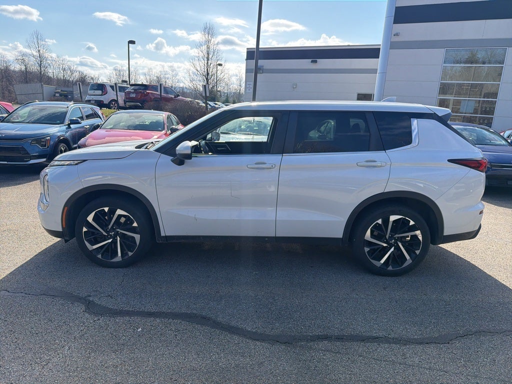 2022 Mitsubishi Outlander ES