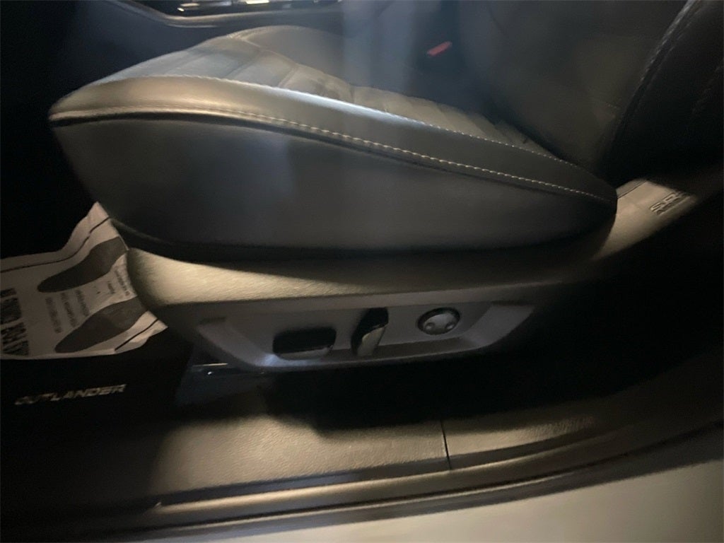 2025 Mitsubishi Outlander Base