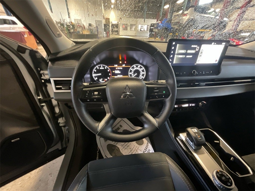 2025 Mitsubishi Outlander Base