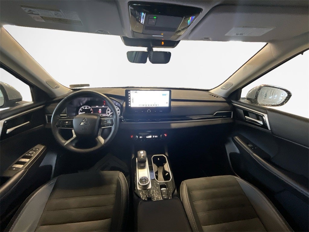 2025 Mitsubishi Outlander Base